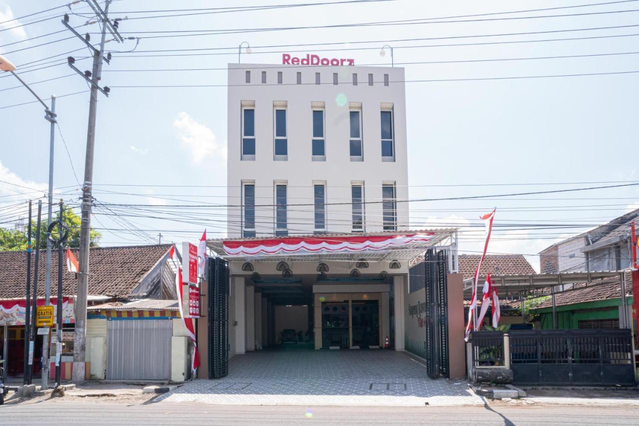 Reddoorz Plus @ Jalan Pemuda Timur Bojonegoro Kültér fotó